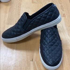 Steve Madden black quilted sneaker